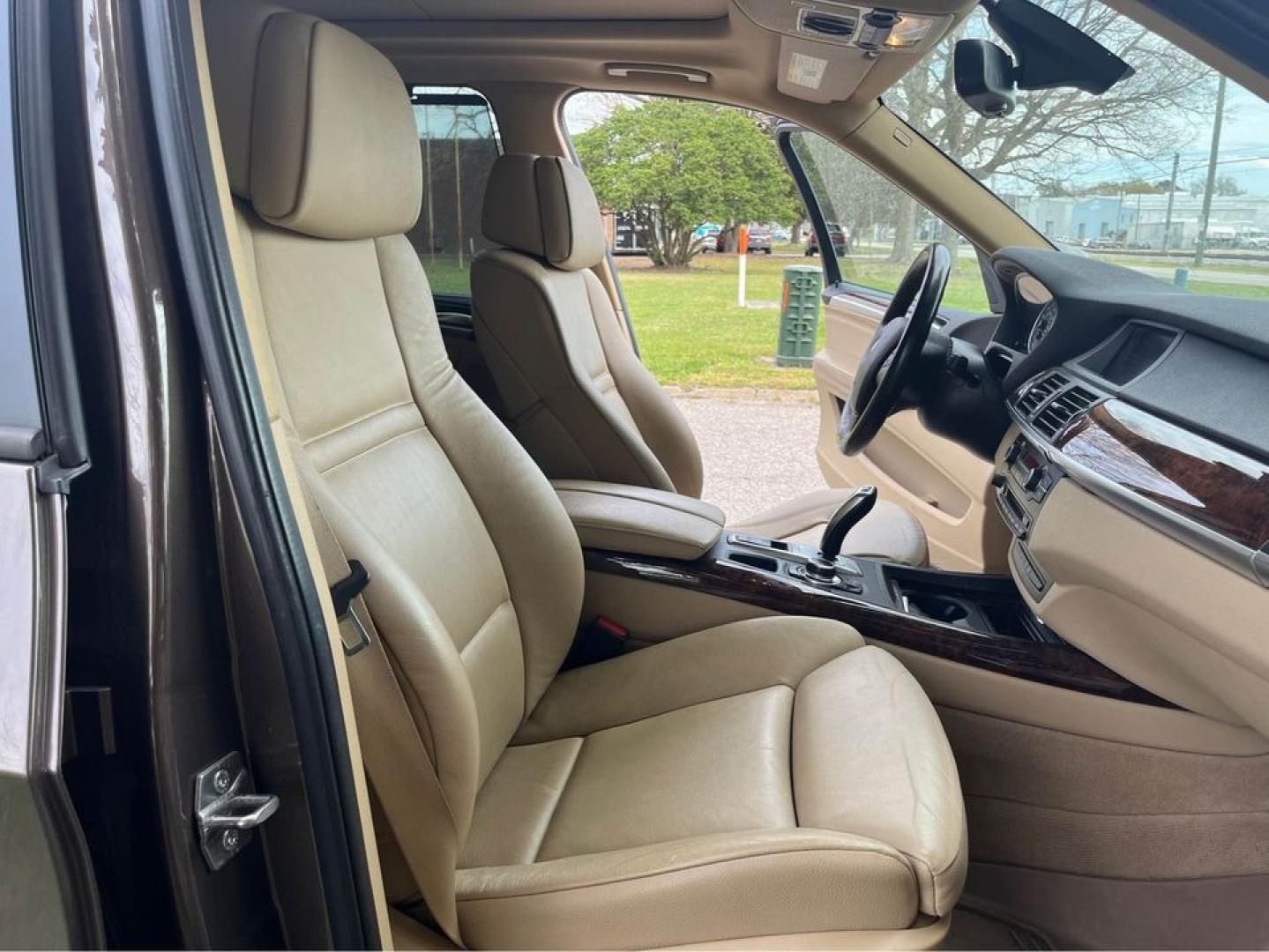 2012 Brown /Tan BMW X5 xDrive 35D (5UXZW0C59CL) with an 3.0 M57 i6 engine, 6 Speed Auto transmission, located at 5700 Curlew Drive, Norfolk, VA, 23502, (757) 455-6330, 36.841885, -76.209412 - Photo#8